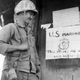 Imagen: Soldado estadounidense en la Guerra de Corea leyendo un cartel que dice “This proves we were here before Kilroy”. AP
